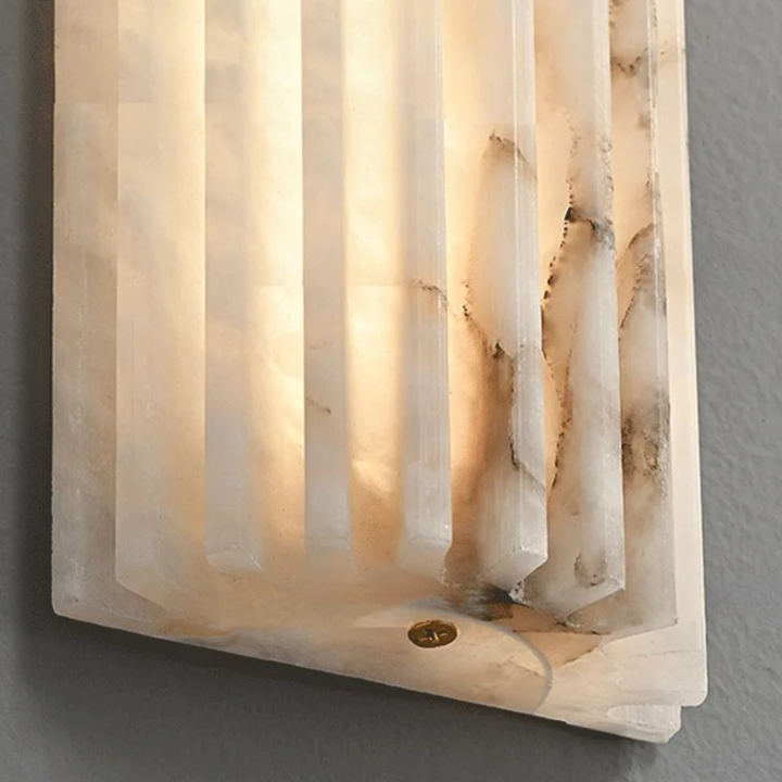 Lámpara de pared contemporánea con luz cálida para una sala moderna.