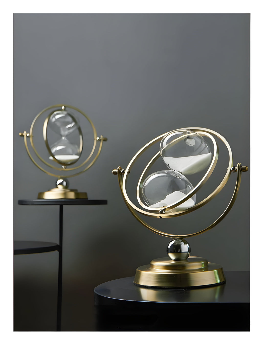 Reloj de arena decorativo de lujo con elegante marco dorado. Temporizador atemporal para hogar u oficina.