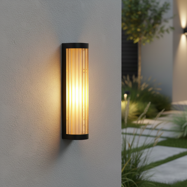 Aplique cilíndrico moderno de vidrio estriado, ideal para iluminación exterior y decoración de jardín.