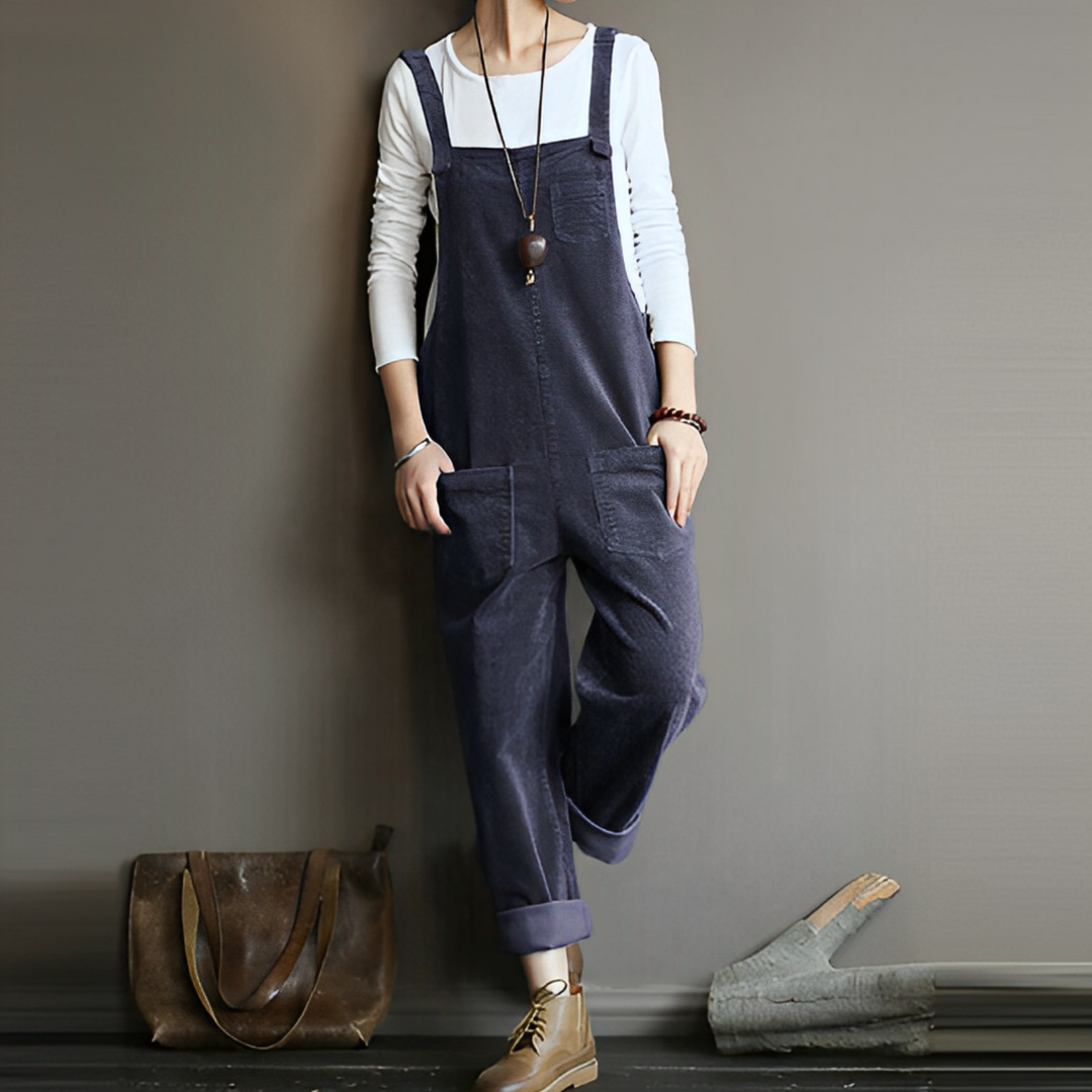 Jardinera LUNARIA, peto de mujer oversize, cómodo y versátil. Outfit casual perfecto para moda urbana.