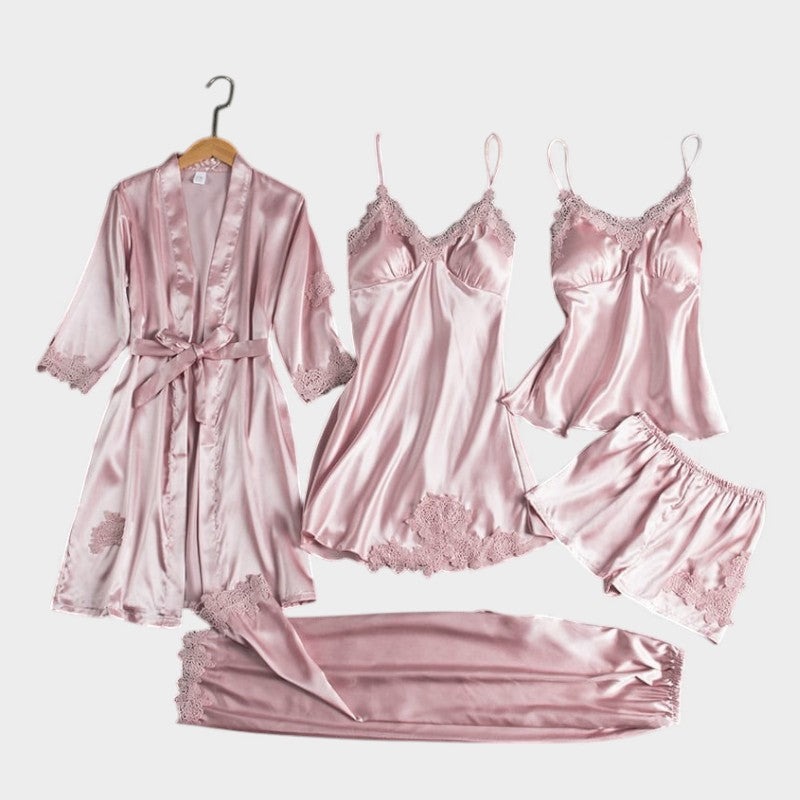 Lujoso conjunto de lencería de satén sedoso y delicado encaje. Ropa interior elegante y cómoda.