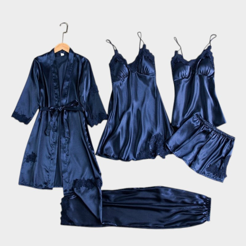 Lencería sensual de satén brillante y encaje. Conjunto ropa interior elegante y de lujo para mujer.