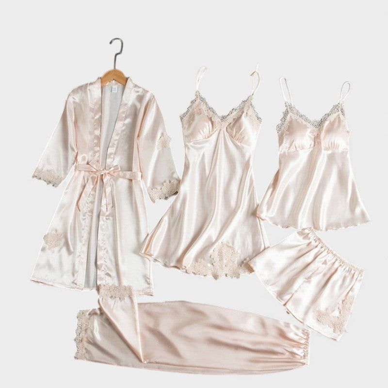 Detalle de encaje floral y satén brillante en lencería femenina. Conjunto de ropa interior de lujo.
