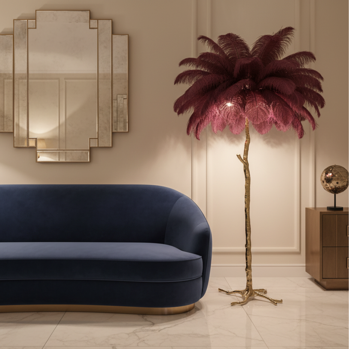 Lámpara de pie blanca con plumas, base trípode, iluminación perfecta para crear ambientes de lujo.