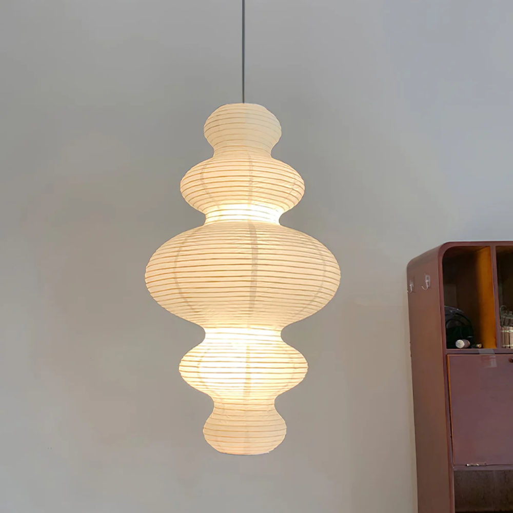 Lámpara colgante Akari Juni sobre mesa de comedor. Iluminación decorativa estilo minimalista.