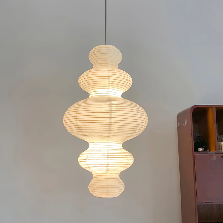 Lámpara colgante Akari Juni sobre mesa de comedor. Iluminación decorativa estilo minimalista.