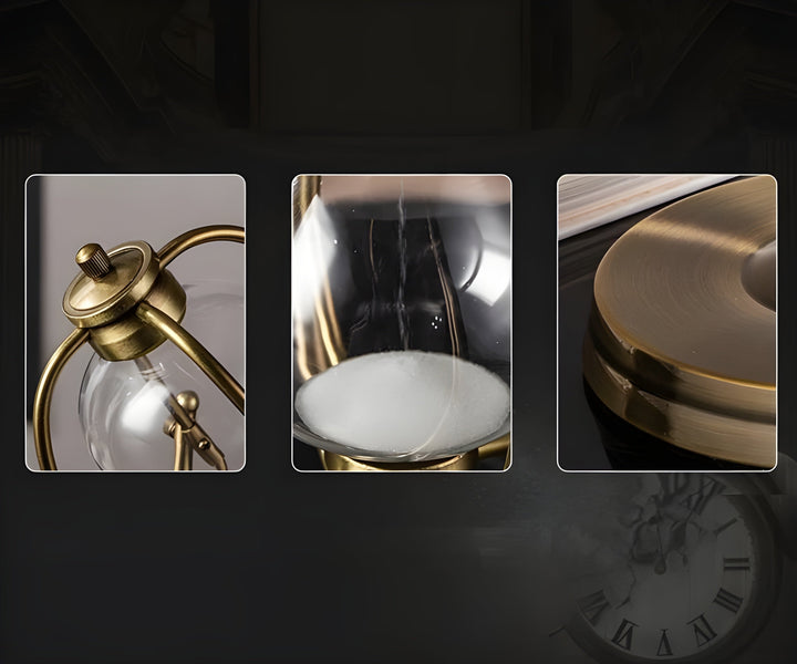 Elegante reloj de arena con marco dorado sobre escritorio. Temporizador de oficina para enfoque y productividad.