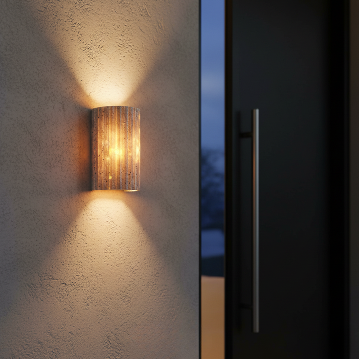 Lámpara LED de pared exterior de travertino, perfecta para iluminar jardines con estilo natural.