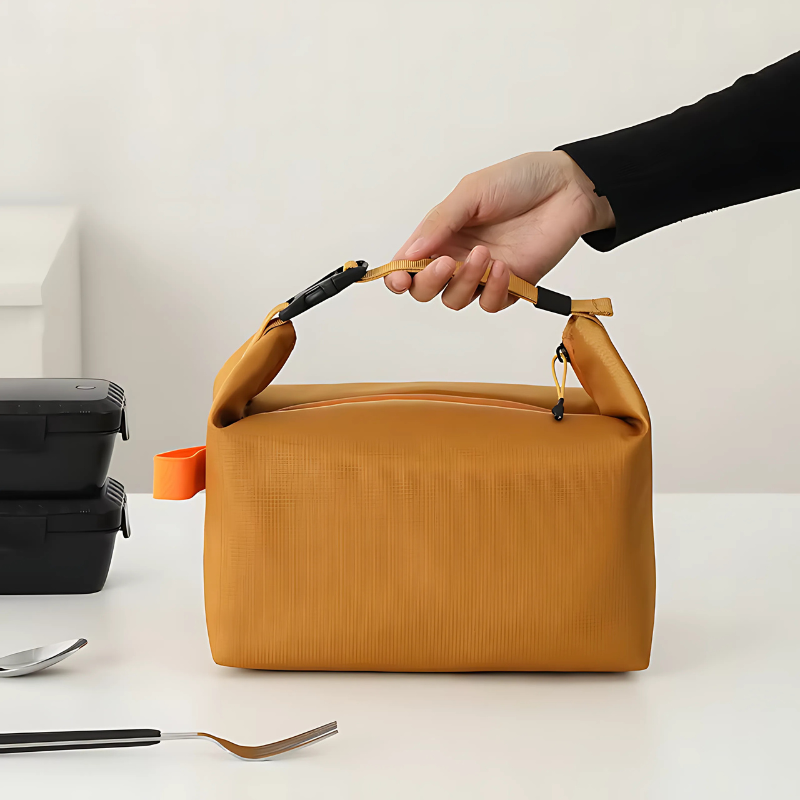 Bolsa térmica plegable para mantener tu almuerzo fresco. Envase portátil ideal para el trabajo o excursiones.