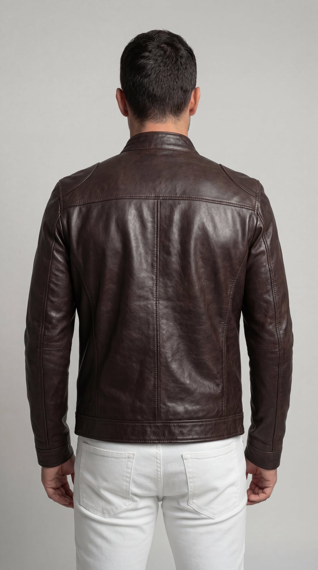 Chaqueta de piel vegana para hombre, ideal con vaqueros, look casual y moderno de otoño.
