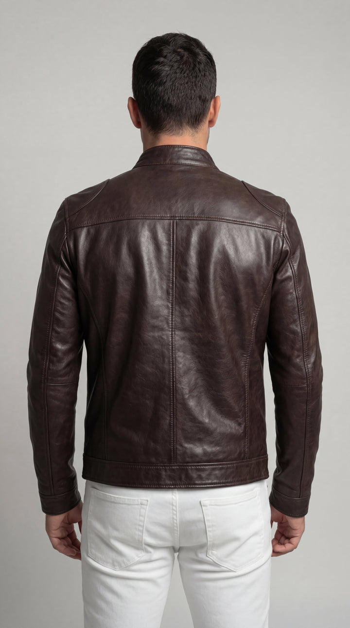 Chaqueta de piel vegana para hombre, ideal con vaqueros, look casual y moderno de otoño.