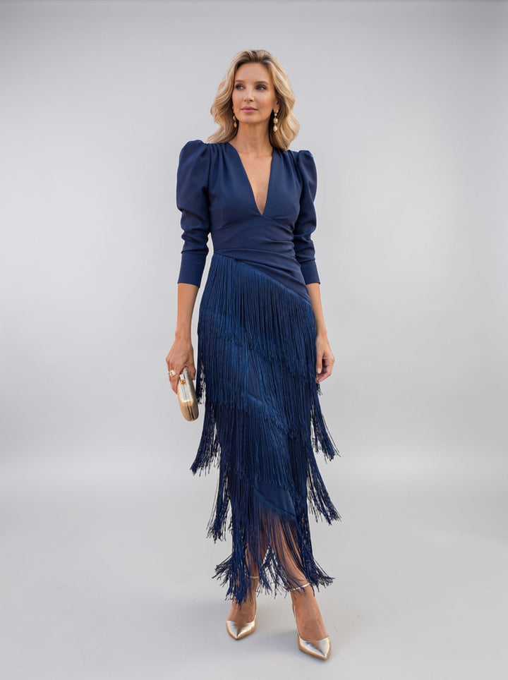 Moda de otoño: Vestido midi elegante con mangas de flecos, ideal para cualquier evento o fiesta.