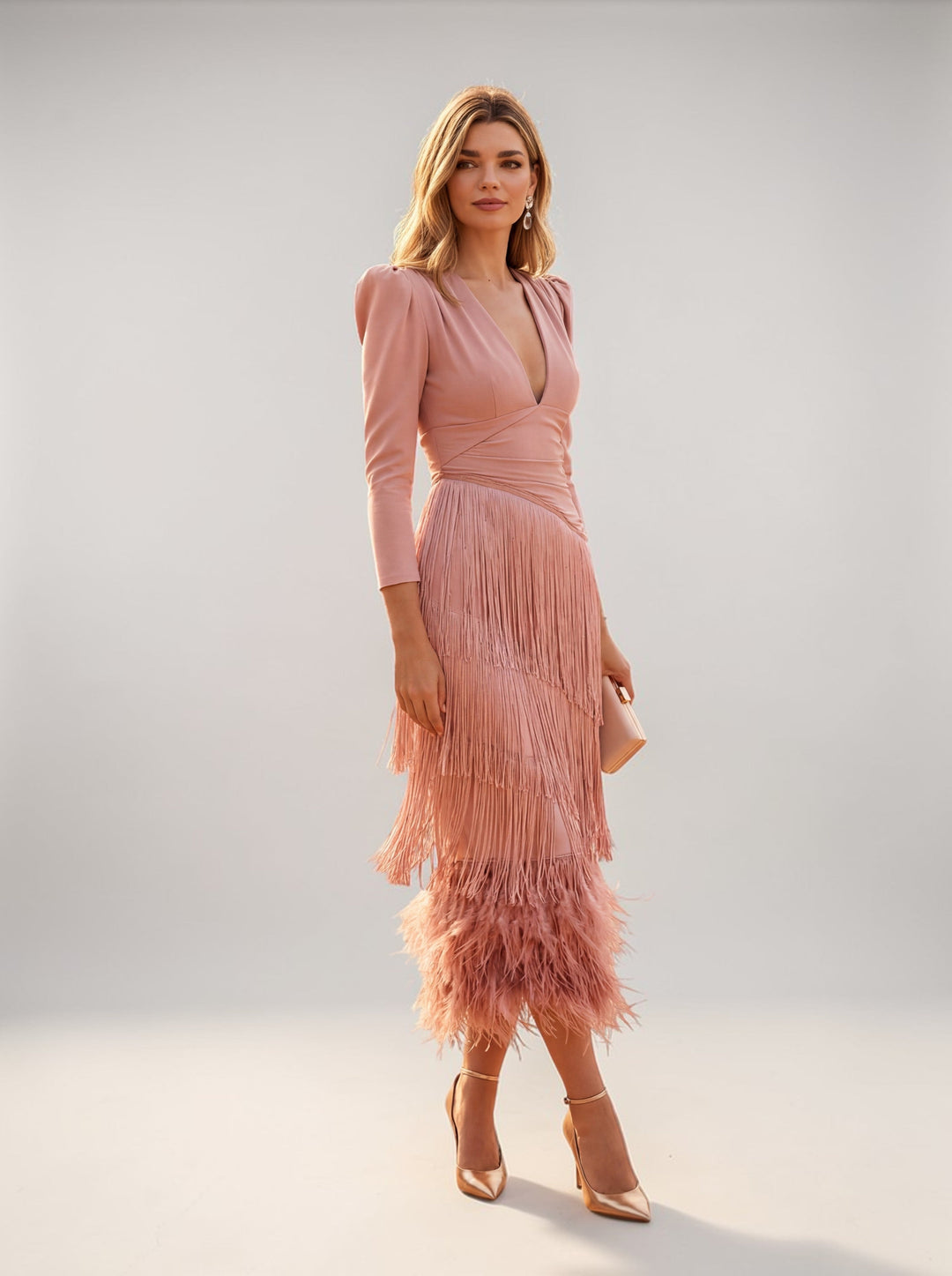 Vista frontal de un vestido elegante con mangas de flecos, ideal para eventos de moda en otoño.