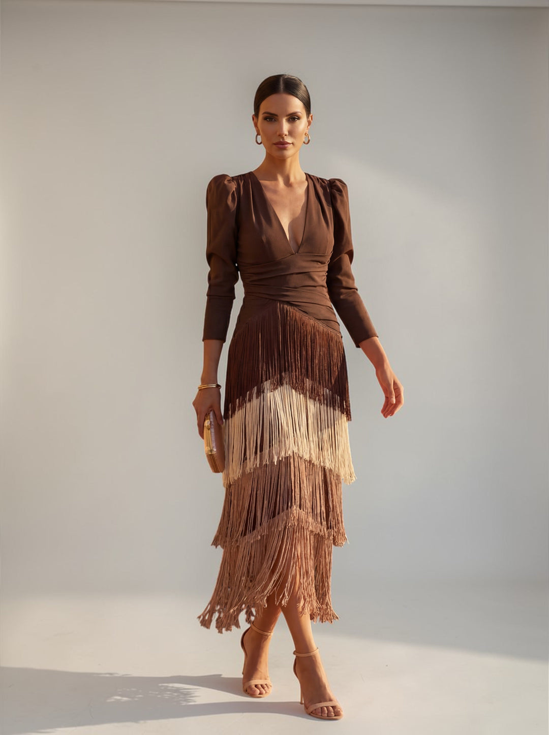 Vestido maxi de ante sintético marrón café con flecos y escote V, estilo bohemio elegante para mujer.