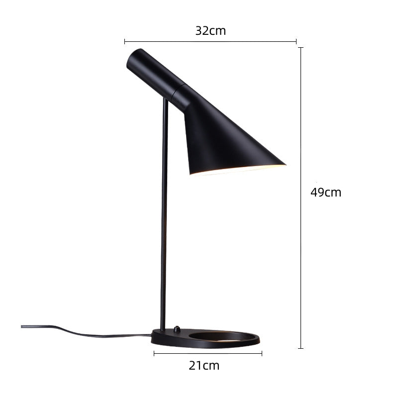 Lámpara LED versátil para escritorio, estudio u oficina; se adapta a cualquier necesidad de iluminación moderna.