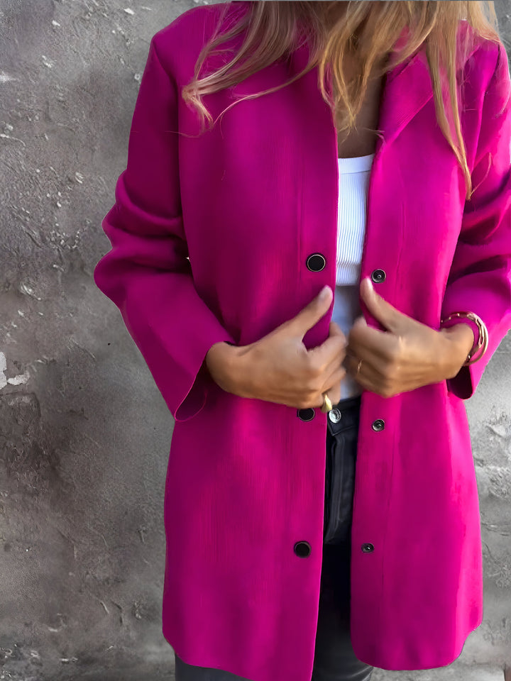 Chaqueta de moda femenina con capucha, casual y muy cómoda. Ropa exterior perfecta para entretiempo y estilo diario.
