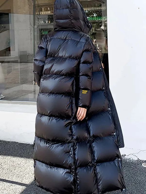 Abrigo acolchado largo y elegante para mujer. Ropa de invierno de moda que brinda calidez y estilo.