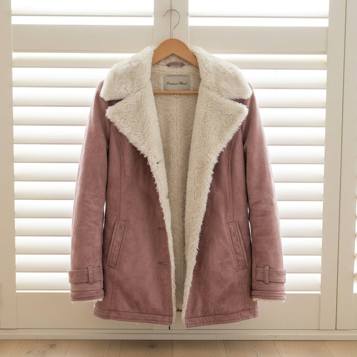 Abrigo cálido de invierno para mujer con forro de borreguito. Ideal para protegerse del frío diario.
