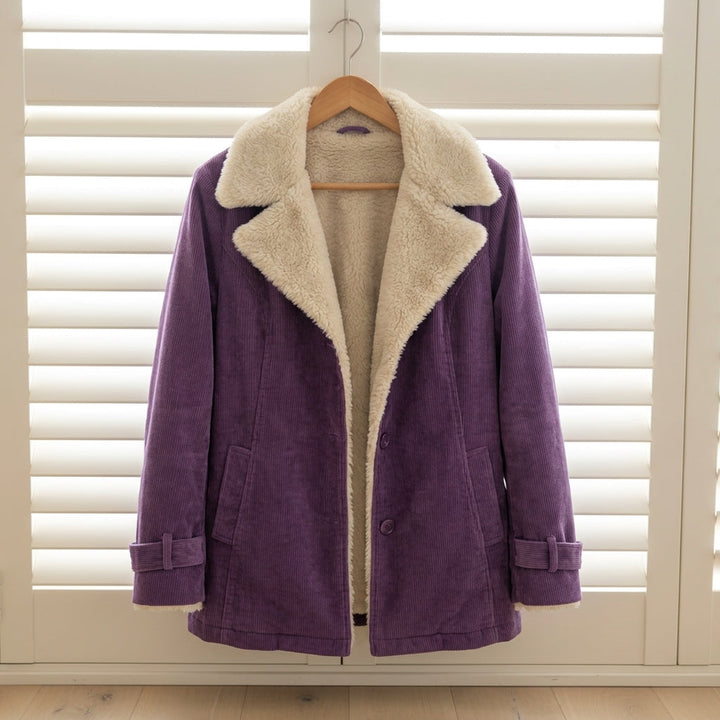 Chaqueta casual de mujer con forro borreguito, bolsillos. Perfecta para el invierno y uso diario.