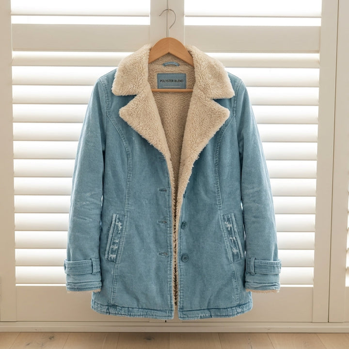 Moderna chaqueta de mujer de ante sintético con forro de borreguito. Ideal para moda de invierno.