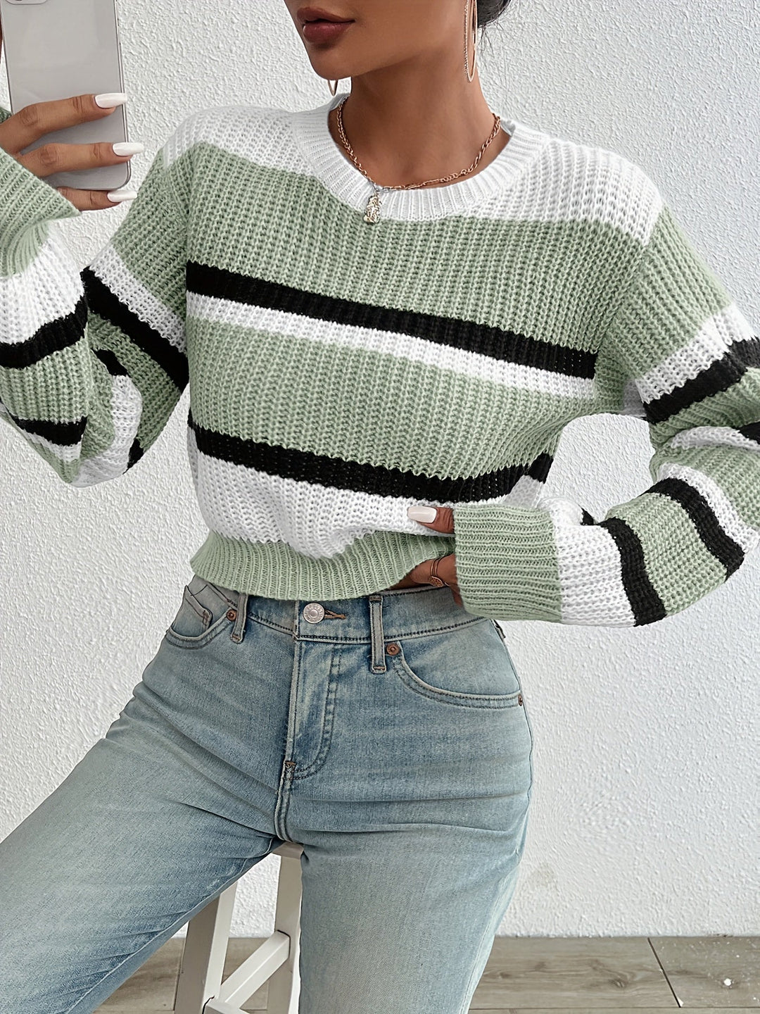 Suéter de rayas cropped para mujer, estilo casual y manga larga, ideal para otoño.
