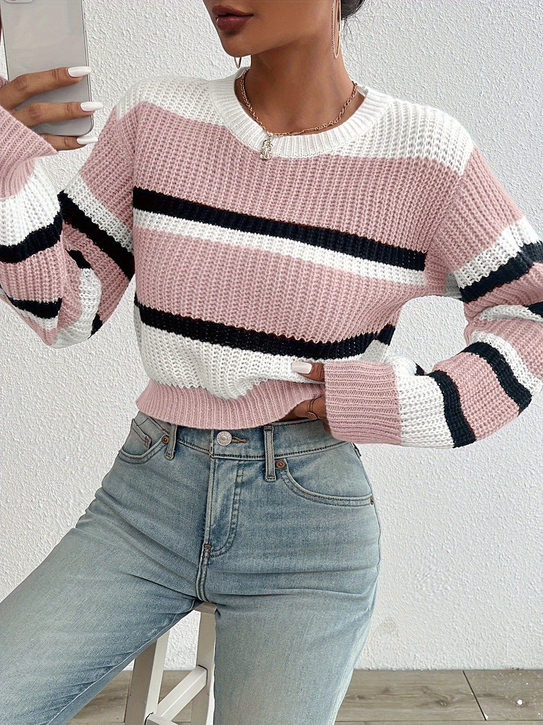 Ropa de otoño: jersey de mujer con diseño de rayas, cropped y casual, colores vibrantes.