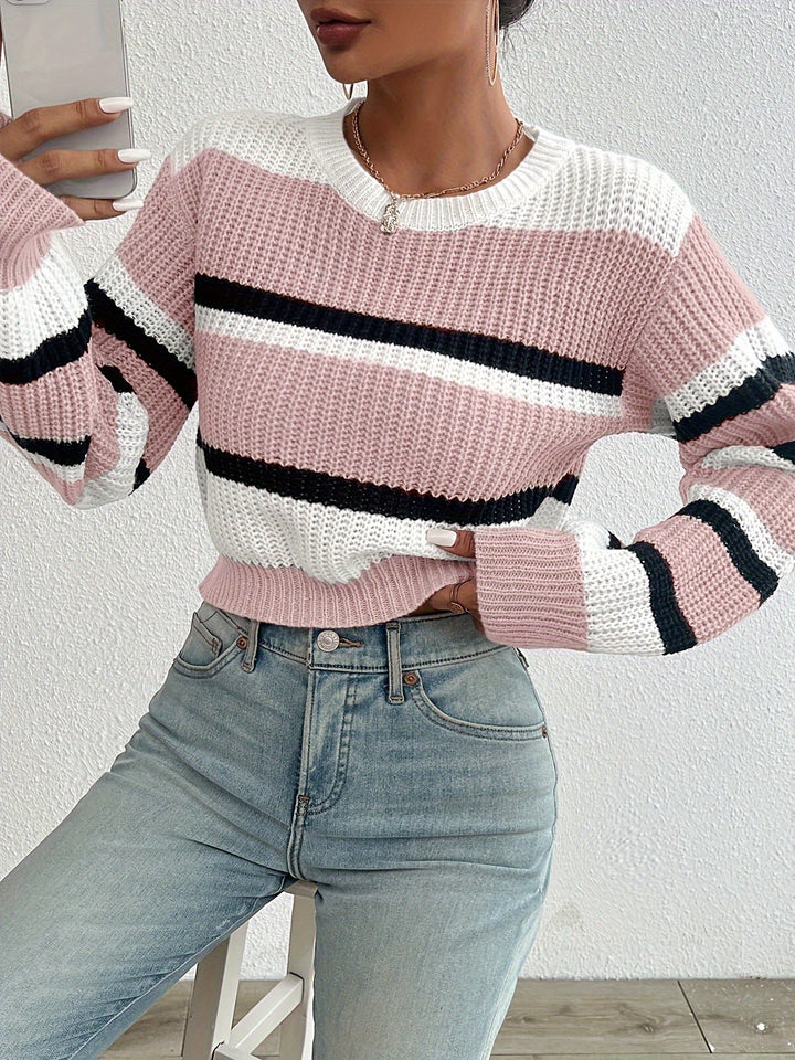 Ropa de otoño: jersey de mujer con diseño de rayas, cropped y casual, colores vibrantes.