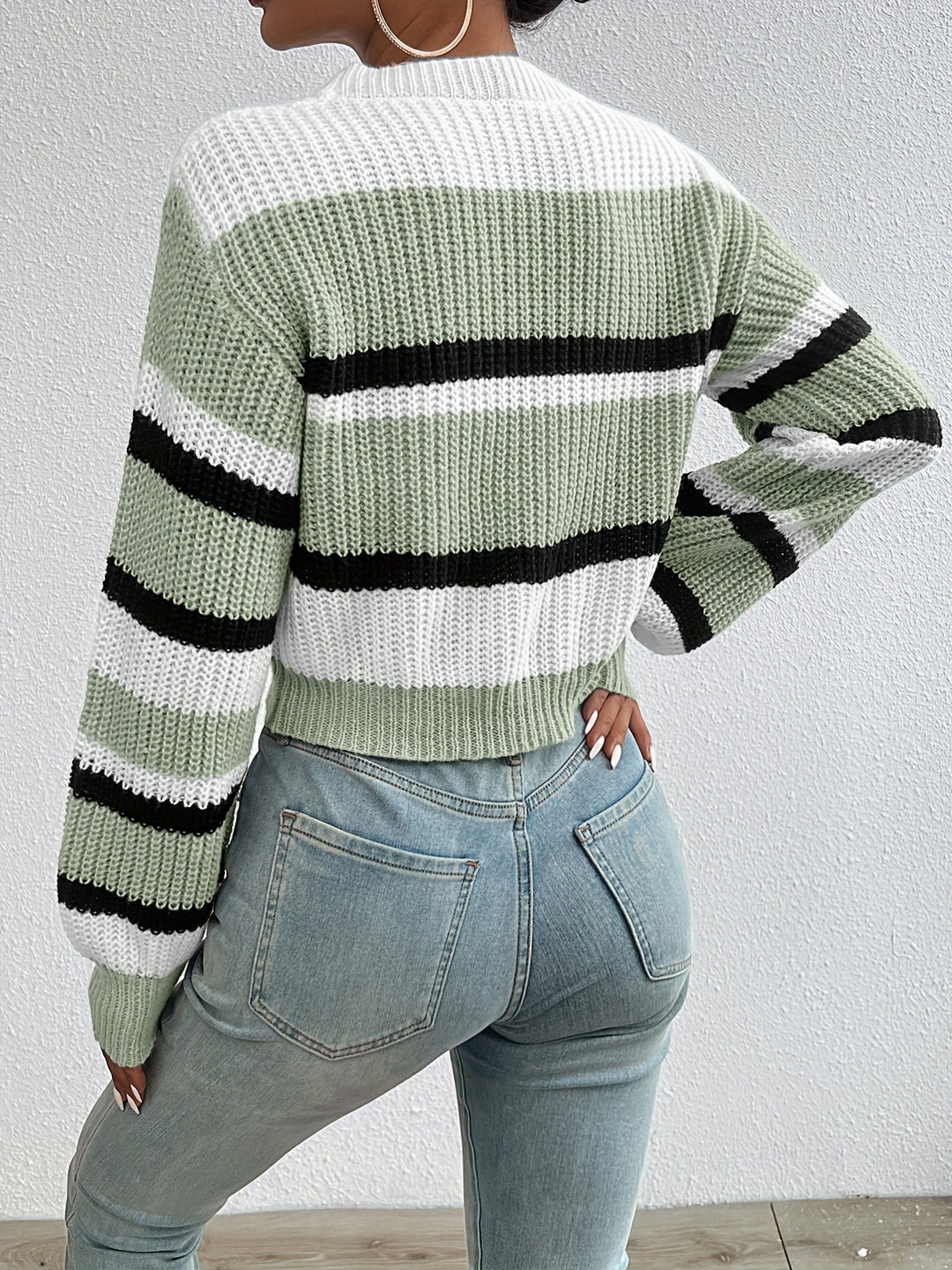 Moda para mujer: jersey cropped a rayas, casual y de manga larga, ideal para el día a día.