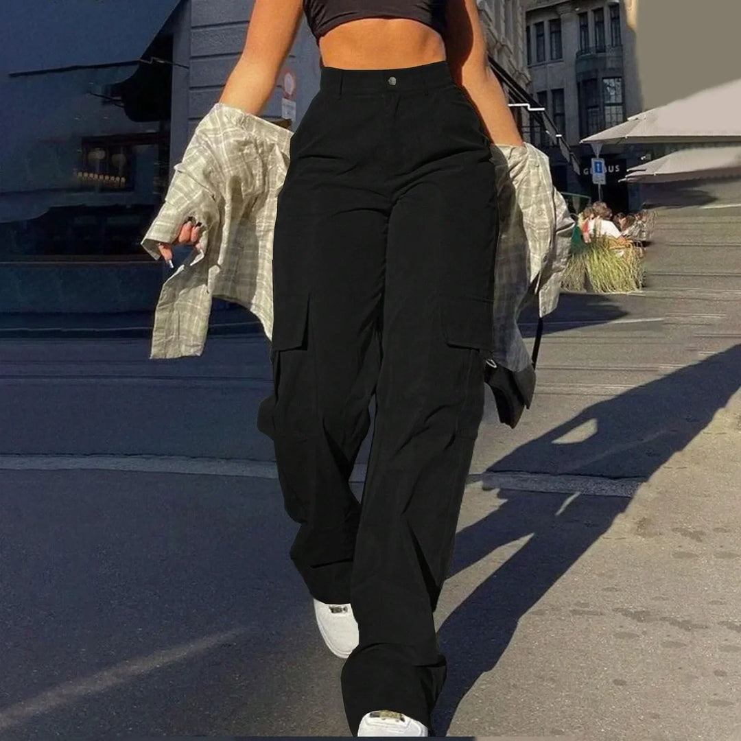 Pantalón cargo de mujer pierna recta con amplios bolsillos. Diseño funcional y elegante para otoño.