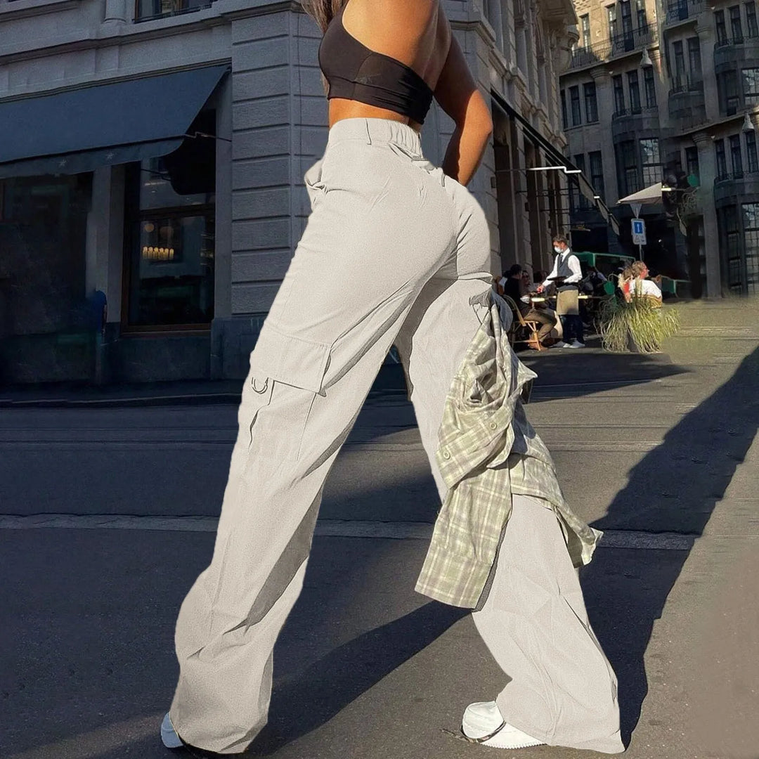 Pantalón cargo de mujer con pierna recta, versátil para cualquier estilo casual de moda femenina.