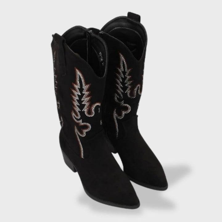 Estas botas cowboy femeninas combinan gamuza, un bordado elegante y un tacón ancho, creando un look moderno y casual.