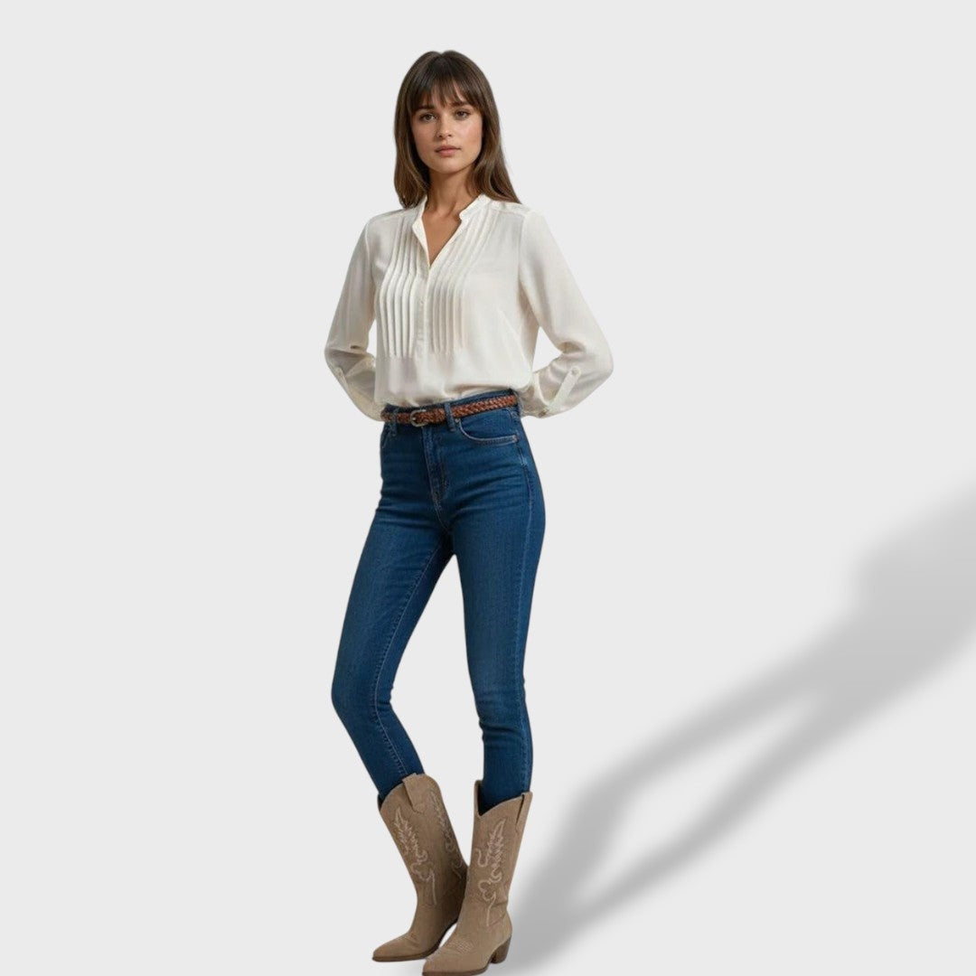 Calzado femenino: Botas cowboy de gamuza con bordado y tacón ancho, perfectas para festivales y tendencias de moda.