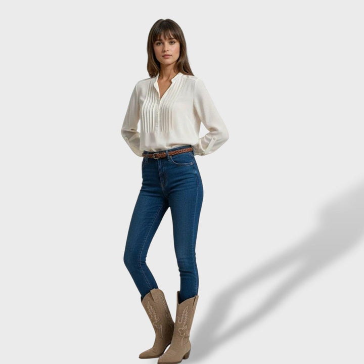 Calzado femenino: Botas cowboy de gamuza con bordado y tacón ancho, perfectas para festivales y tendencias de moda.