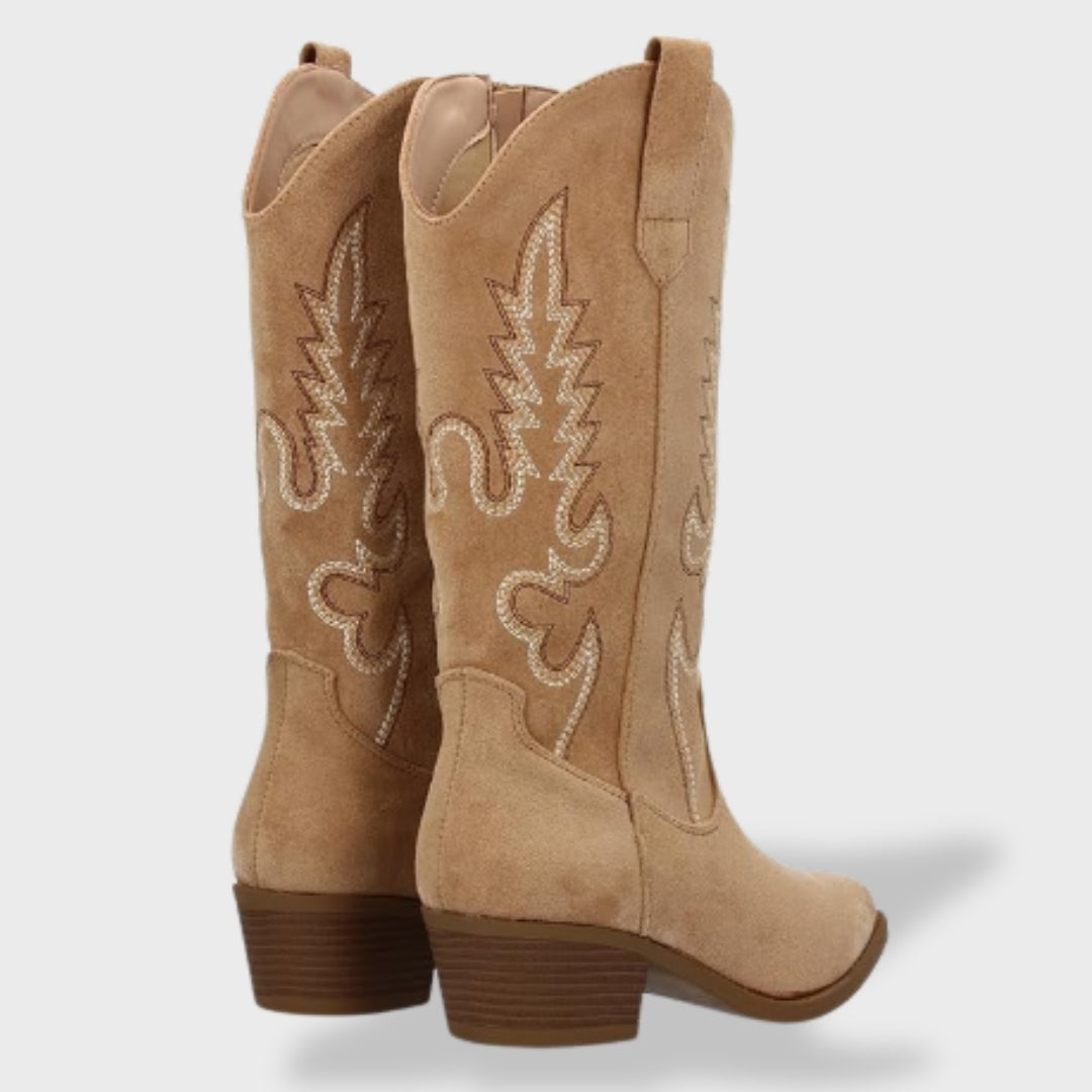Botas de gamuza camel estilo cowboy para mujer con bordado artesanal y tacón ancho. Calzado versátil y chic.