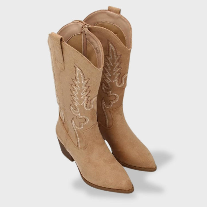 Declara tu estilo con estas botas cowboy de mujer en gamuza, con bordado distintivo y cómodo tacón ancho.