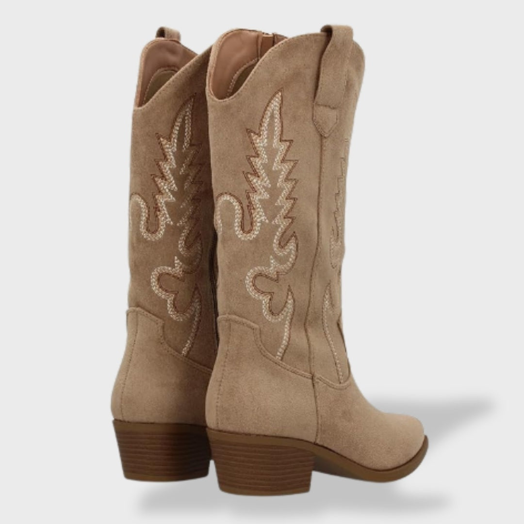 Botas cowboy de mujer, fabricadas en gamuza duradera con bordado decorativo y estable tacón ancho. Calzado primavera.