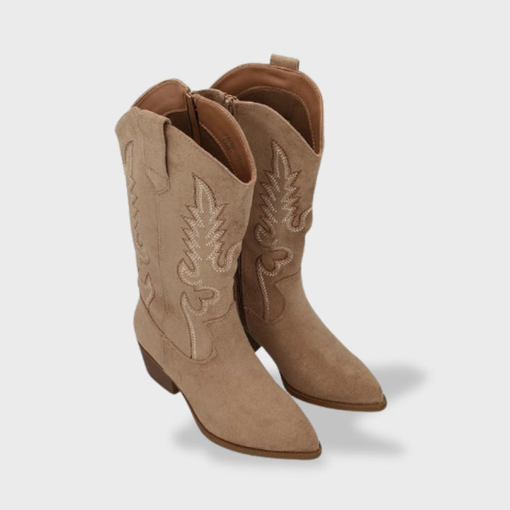 Detalle de botas cowboy de mujer: gamuza premium, bordado intrincado y tacón ancho que ofrece estilo y confort.