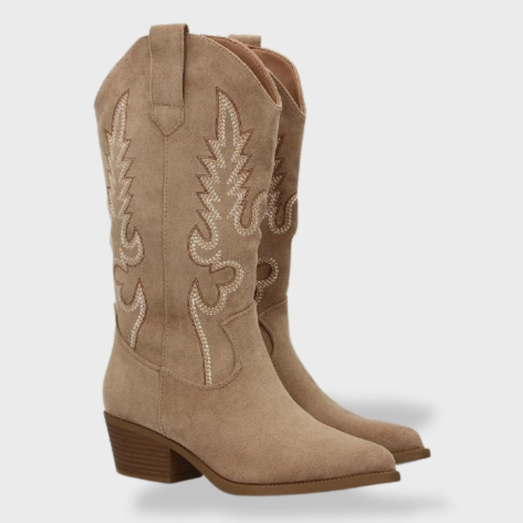 Botas cowboy de mujer en gamuza suave con bordado detallado, tacón ancho. Ideales para estilo casual o festival.