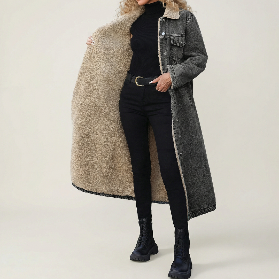 Abrigo largo de mezclilla con forro de borrego, comodidad y estilo para mujer en invierno.