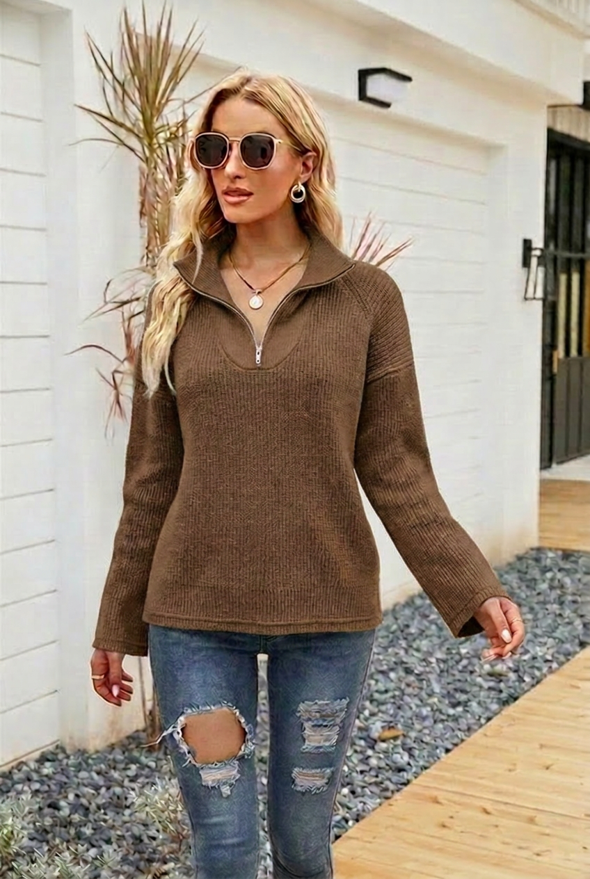 Elegante jersey camel de mujer, punto fino, cuello camisa con cremallera y manga larga, estilo casual invierno.