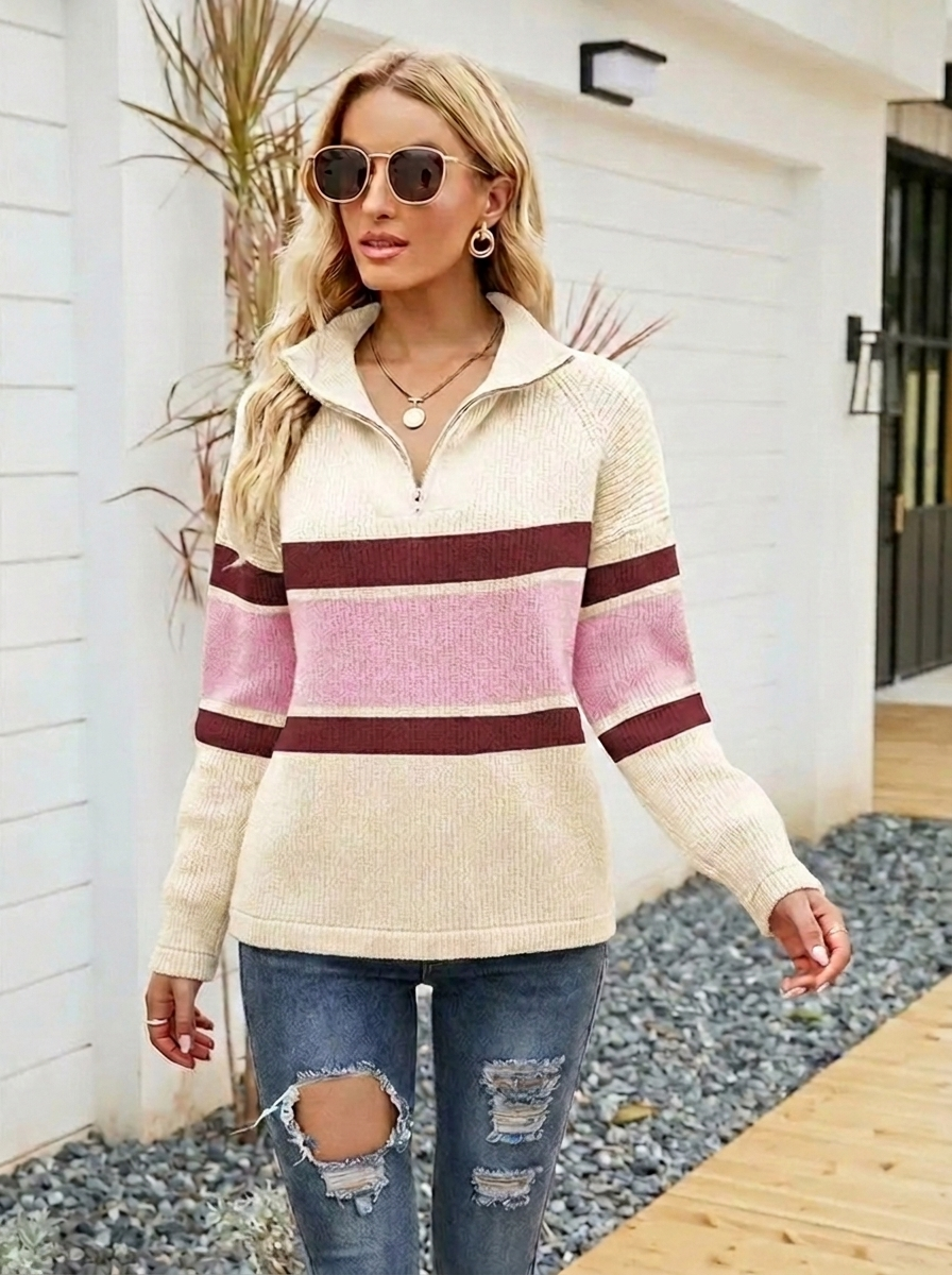 Detalle de jersey de punto para mujer, cuello camisa con cremallera abierta, manga larga, color gris.