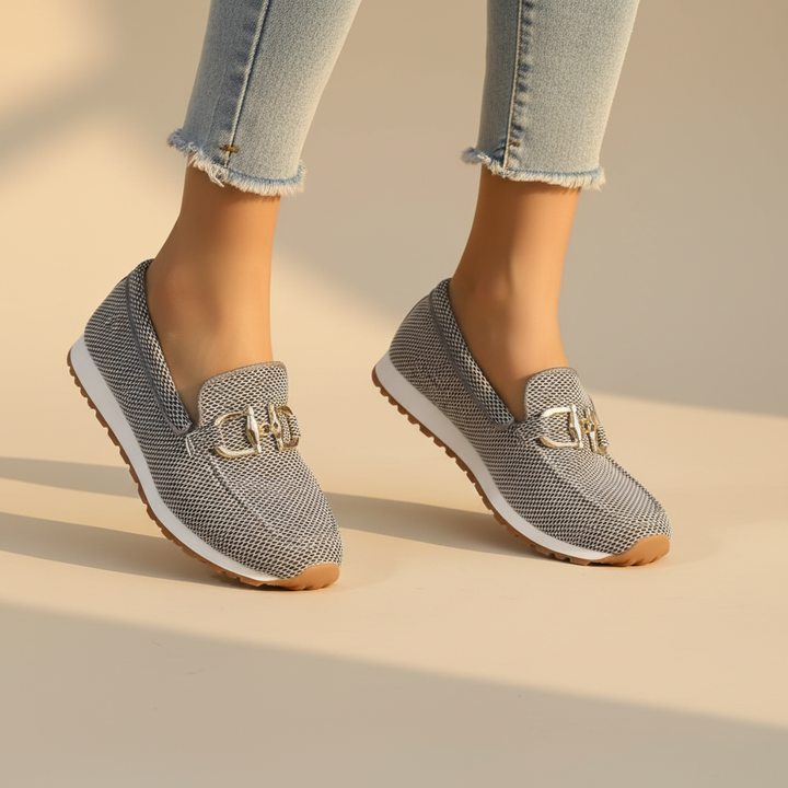 Mocasín de mujer con suela blanca y diseño de perfil bajo en mesh, perfecto para un look casual y cómodo.