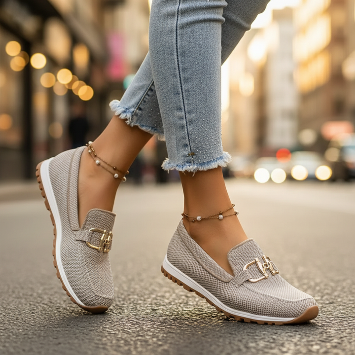 Calzado de verano: mocasín mesh transpirable para mujer, estilo casual y ligero con suela blanca contrastante.
