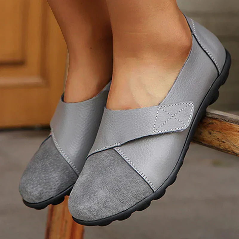 Zapatos mocasines de cuero auténtico para mujer, con costuras decorativas, perfectos para un look casual-elegante.