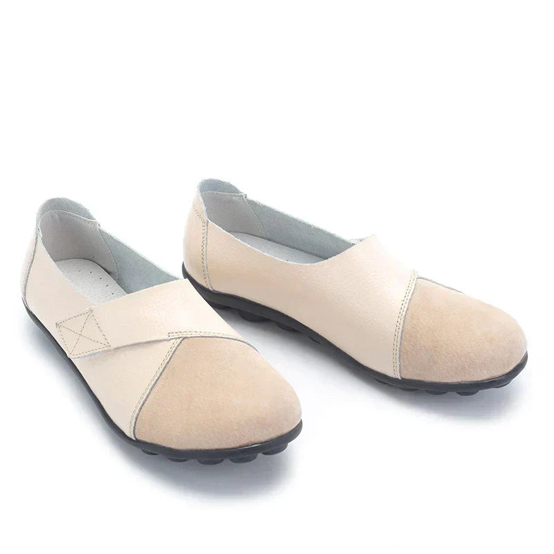 Mocasines de cuero bitono para mujer, estilo sofisticado y gran comodidad, perfectos para primavera y otoño.
