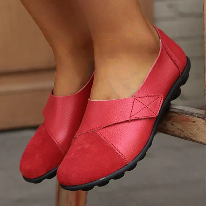 Mocasines de mujer en cuero, calzado casual con costuras que realzan su diseño, ideal para la comodidad diaria.