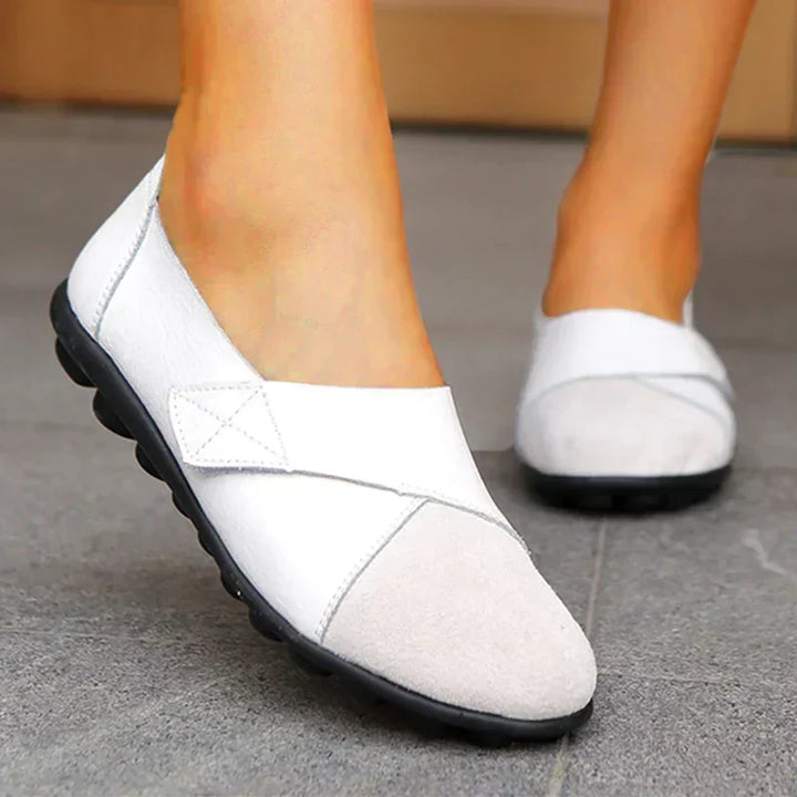 Zapatos mocasines de cuero para mujer, con suela resistente y costuras, garantizan confort y estilo duradero.