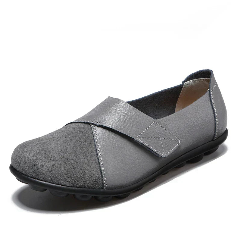 Mocasines de mujer en cuero con costuras, un calzado versátil, casual y elegante para cualquier ocasión diaria.