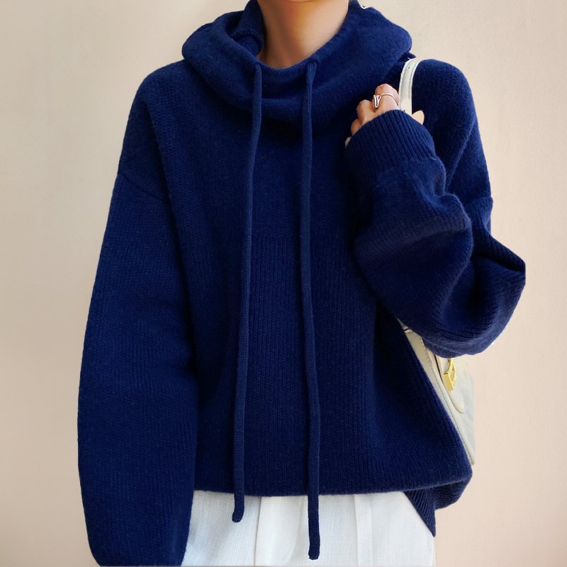 Tejido texturizado de sudadera de mujer con cuello vuelto, perfecta para un look de invierno.