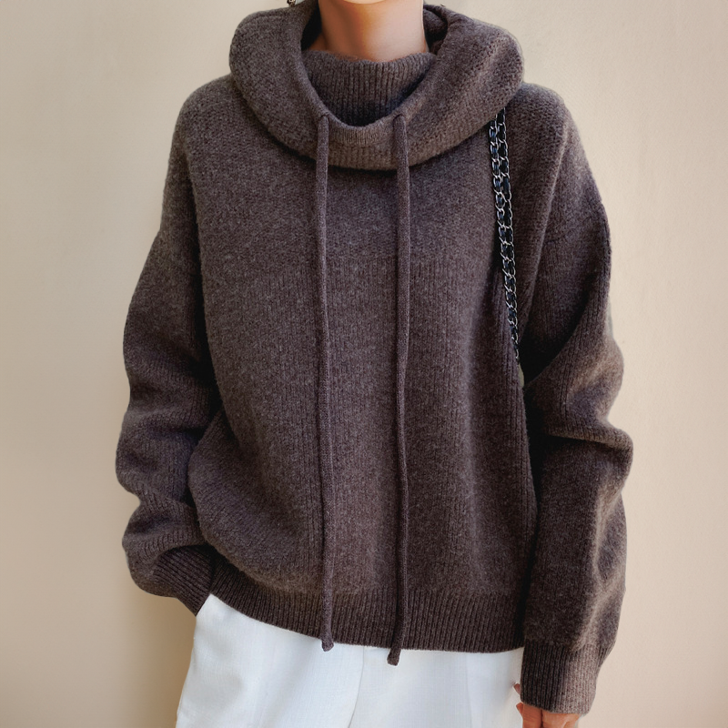 Mujer luciendo sudadera casual de cuello vuelto con cordón y tejido texturizado, estilo invierno.